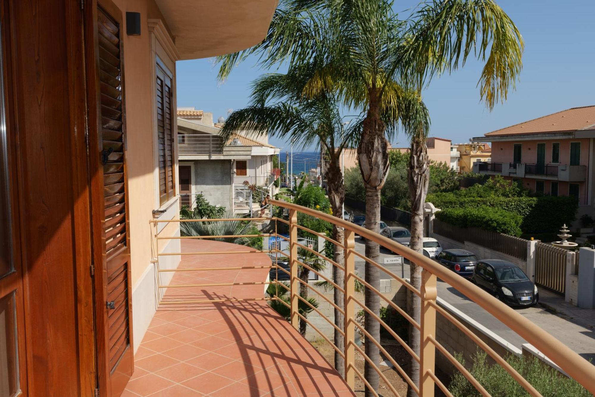 Apartment Benazar House *